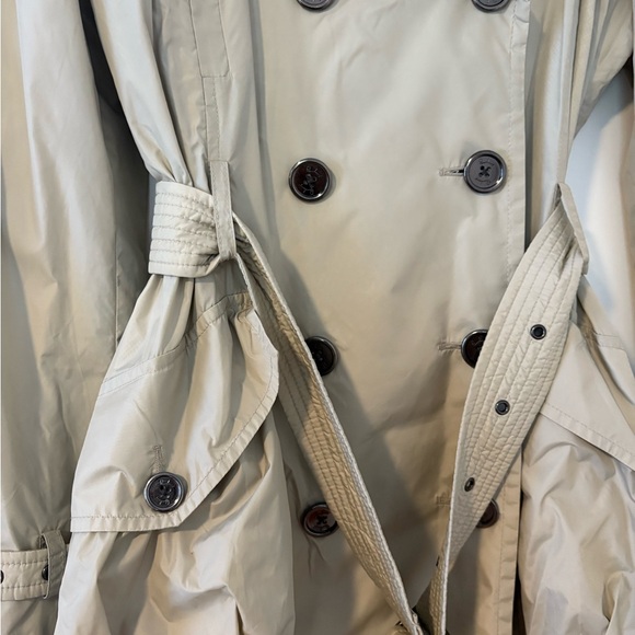 Burberry Classic Tan Trench rain Coat - Picture 6 of 11